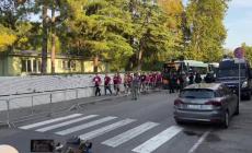 L'arrivo in ritardo dei tifosi reggiani allo stadio per un blocco (causati dagli ultras) ai treni. Scaramucce con la polizia. Settore ospiti strapieno 