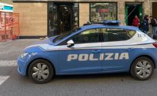 Aggredisce due donne, i poliziotti e danneggia la volante: 28enne albanese espulso dall'Italia