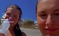 Nuovo fenomeno di TikTok: Natasha e Jenny Martino le due sorelle calabresi e la loro vita semplice - Video
