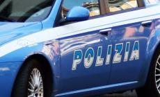 Nessun rispetto per i residenti e per la divisa: ragazzini minacciano e feriscono degli agenti