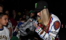 Kiara Fontanesi, via Emilia chiusa e super festa per la ragazza dei record: le foto