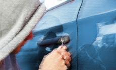 Rubavano sulle auto dei turisti a Marina di Carrara: denunciati 4 minori