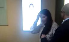 Un sedicente artista rompe un quadro in testa a Marina Abramovic
