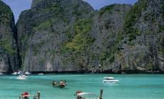 La spiaggia di Maya Bay resterà chiusa per almeno altri 2 anni