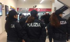 Tentano di rubare la borsetta a una signora in attesa del treno: denunciati