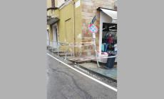 Perde il controllo dell'auto e finisce contro palo e corrimano