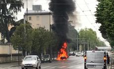 Mini auto avvolta dalle fiamme: in due scendono appena in tempo - Video