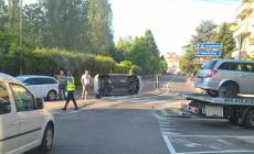 Scontro fra due auto in via Zarotto, una si ribalta 
