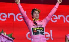Ackermann vince la seconda tappa, Roglic resta in rosa