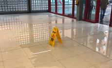 Piove all'interno della stazione ferroviaria - Il video