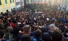 La madre del 16enne suicida ai funerali: "Chiamai io la Finanza" 