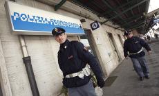 Sgrida un uomo che attraversa i binari: ferroviere aggredito 