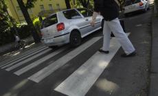 Morta la donna investita sulle strisce per salvare i figli