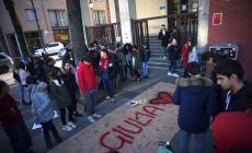 Striscioni per ricordare Giulia davanti al liceo Marconi: foto