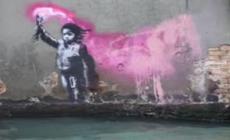 A Venezia sorveglianza h24 per il Bambino migrante di Banksy 