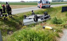 Auto ribaltata a Castione Marchesi: ferita una donna