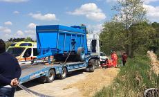 Pauroso schianto contro un camion: muore un motociclista