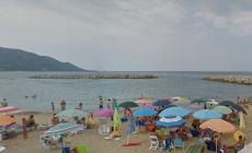 Cerca di salvare la figlia in mare: muore 51enne a Castellabate 