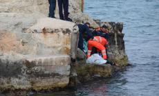 Anziano spinto dagli scogli, il 17enne fermato: "Sono stato io, era uno scherzo"