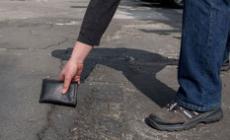 Trova in strada un portafoglio con 2mila euro e lo porta ai carabinieri