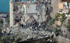 Un tonfo poi le grida "aiutateci", crolla una palazzina: 3 morti e 5 dispersi