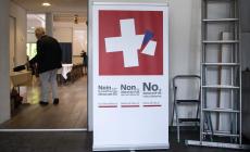 Svizzera: vince il sì a norme più severe sulle armi