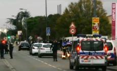 Si lancia con l'auto contro gli studenti: tre feriti