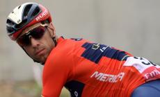 Nibali infastidito con un motociclista
