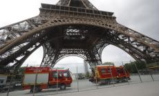 A mani nude sulla torre Eiffel: evacuata l'area 