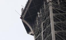 A mani nude fino al 3° piano della torre Eiffel: evacuata l'area - Video