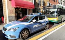 Ruba il portafogli sul bus ad un&rsquo;anziana: bloccata dagli altri passeggeri