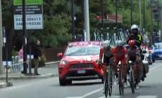 Il Giro sfila a Parma tra ali di applausi, poi vince Ewan  - Video
