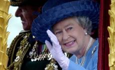 La Regina Elisabetta è stanca, una mano finta l'aiuta a salutare?