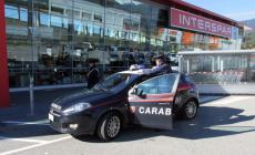 Ruba liquori all’Interspar: bloccato a fatica e denunciato 