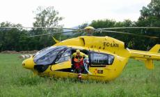Auto fuori strada fa un volo di 30 metri: un ferito grave