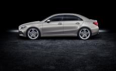 La Classe A Mercedes si allunga: ecco la tre volumi