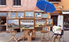 Bansky 'espone' a San Marco, allontanato da vigili: video