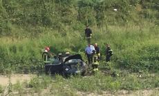 Spaventoso incidente a Coenzo: auto vola giù dal ponte. Un ferito - Le foto