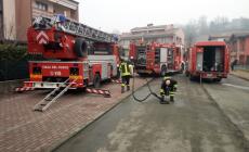 In fiamme il tetto di un condominio:  grossi danni a due appartamenti