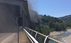 L'auto prende fuoco in galleria, anziana salvata da due giovani a Citerna