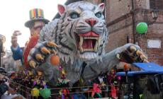 La festa colorata che non finisce mai di stupire