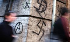 Fiumicino "invasa" da sonetti di poeti, coperte le svastiche