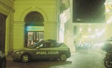 Piazza Garibaldi, ore 21: rapina con il coltello