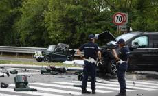 Guida ubriaco mentre guarda il cellulare: tampona e uccide un 31enne