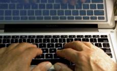 Entrava nei conti correnti online e faceva bonifici a suo favore: denunciato hacker 23enne