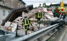 Fuga di gas, crolla un palazzo: uomo grave al Maggiore
