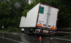 Due tir si 'agganciano' e finiscono fuori strada alla Fratta: un ferito grave