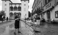 La foto-simbolo: il bambino che pulisce dal fango Langhirano