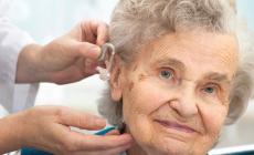 Avanzare dell’età e udito in calo: l’aiuto degli apparecchi acustici