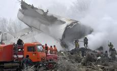 Aereo caduto in Asia centrale: 32 morti, 13 sono bambini 